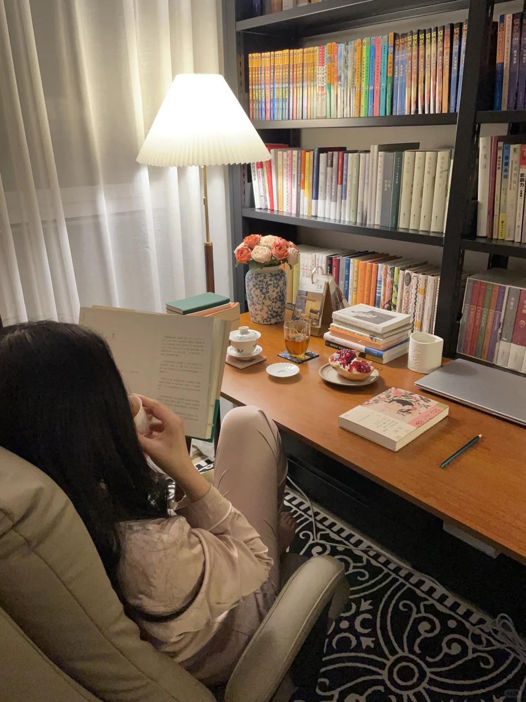 深夜书房，读书喝茶，读一本治愈散文。