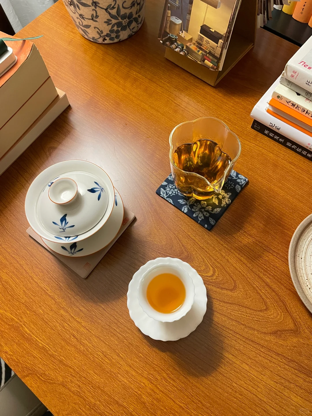 深夜书房，读书喝茶，读一本治愈散文。