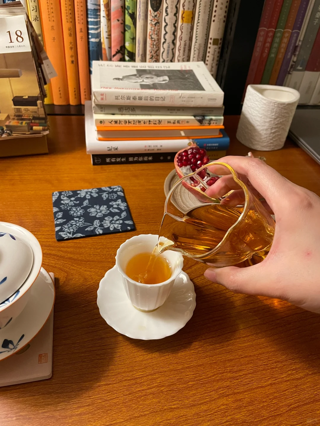 深夜书房，读书喝茶，读一本治愈散文。