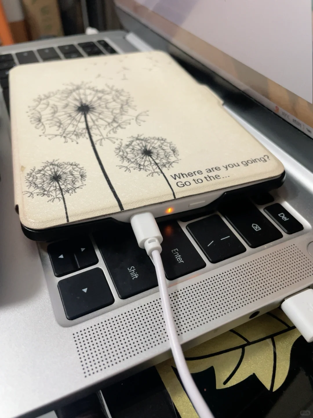 Kindle 几年没开机了，亮黄灯？