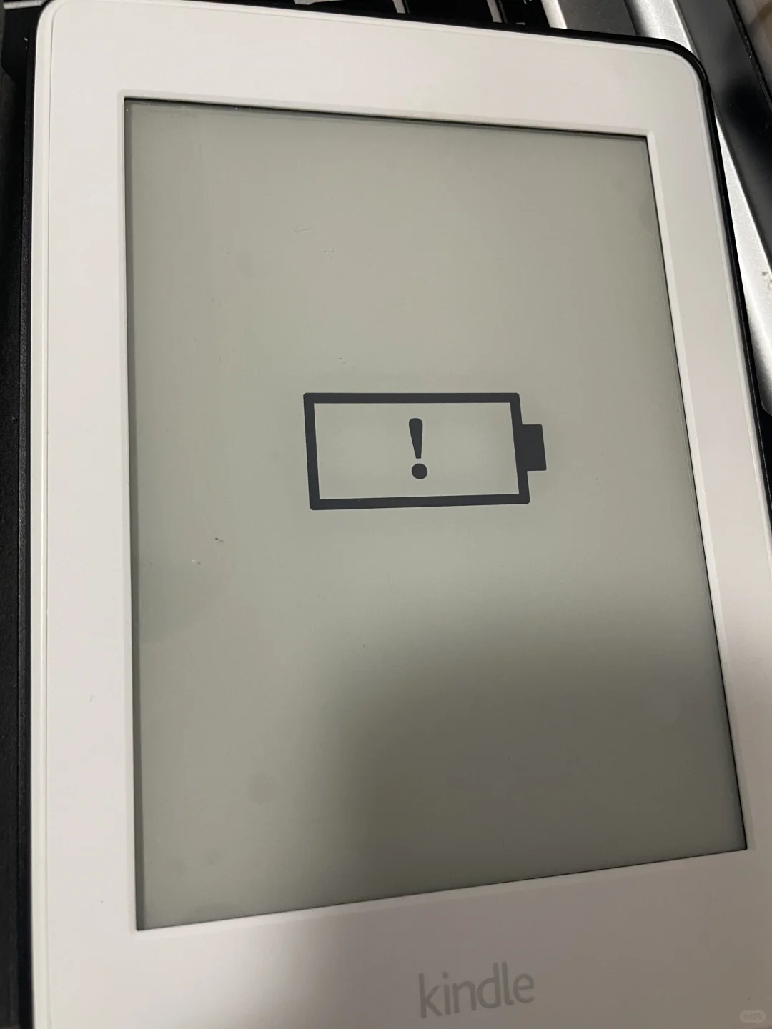 Kindle 几年没开机了，亮黄灯？