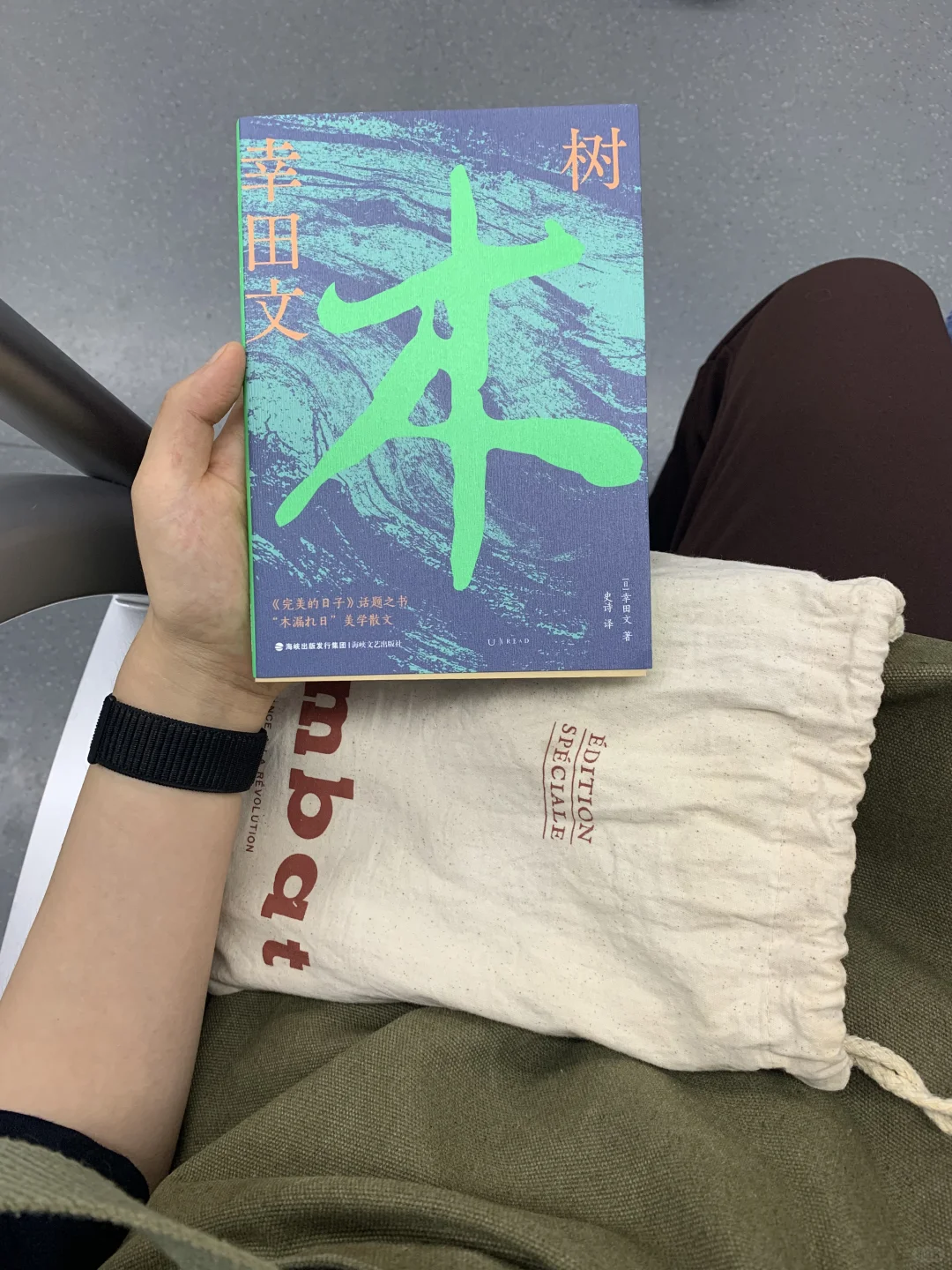 三十四度下雨天，通勤路上读什么「一份书单」