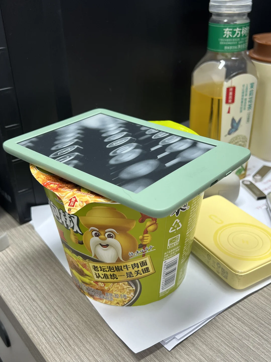 kindle的大小真的很适合盖泡面…