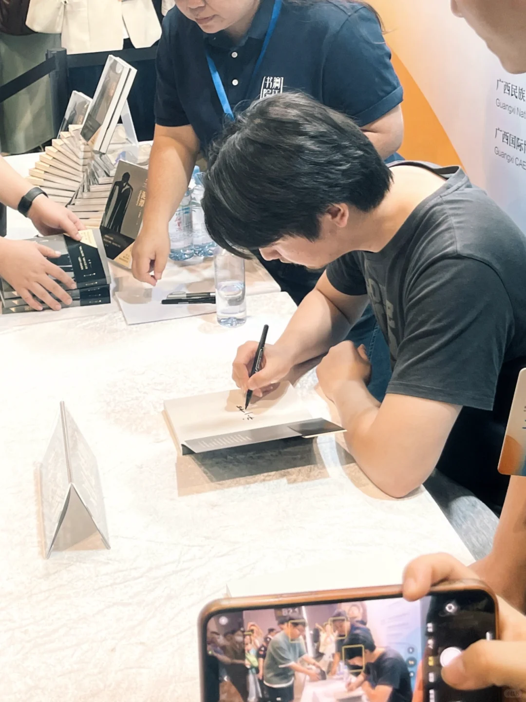 啊啊啊《泥潭》新书发布会见到本尊🥰