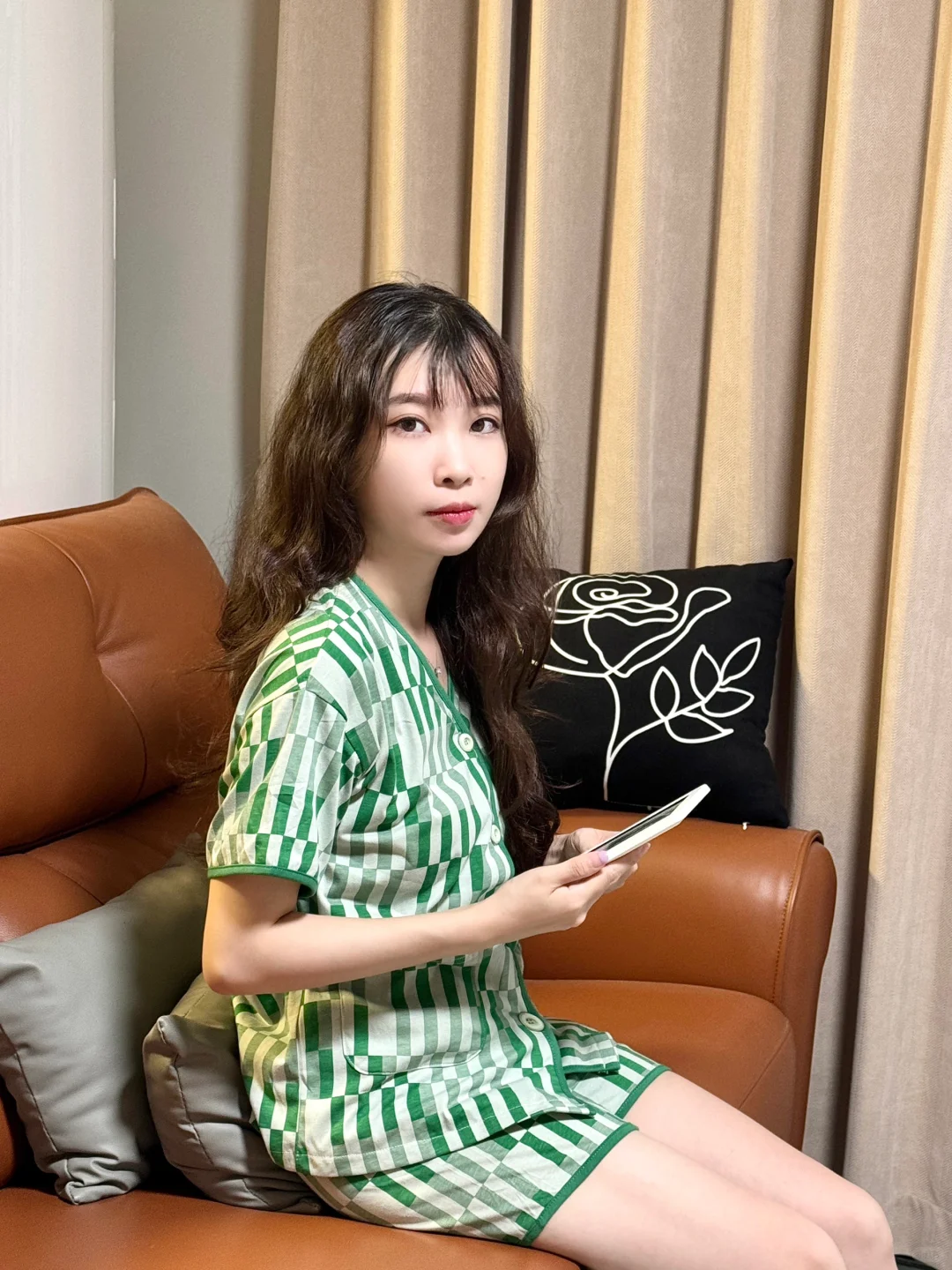 不带娃，窝在沙发里看电子书也太舒服了吧❗️