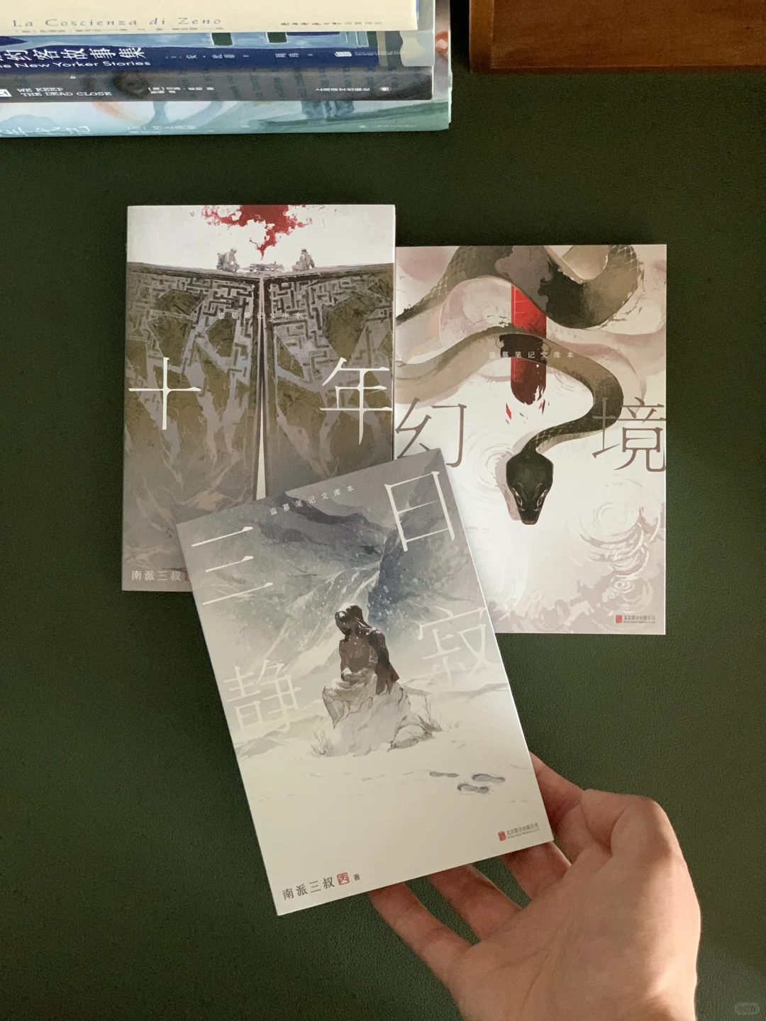 在睡前拆几本新书，维持书桌的秩序感