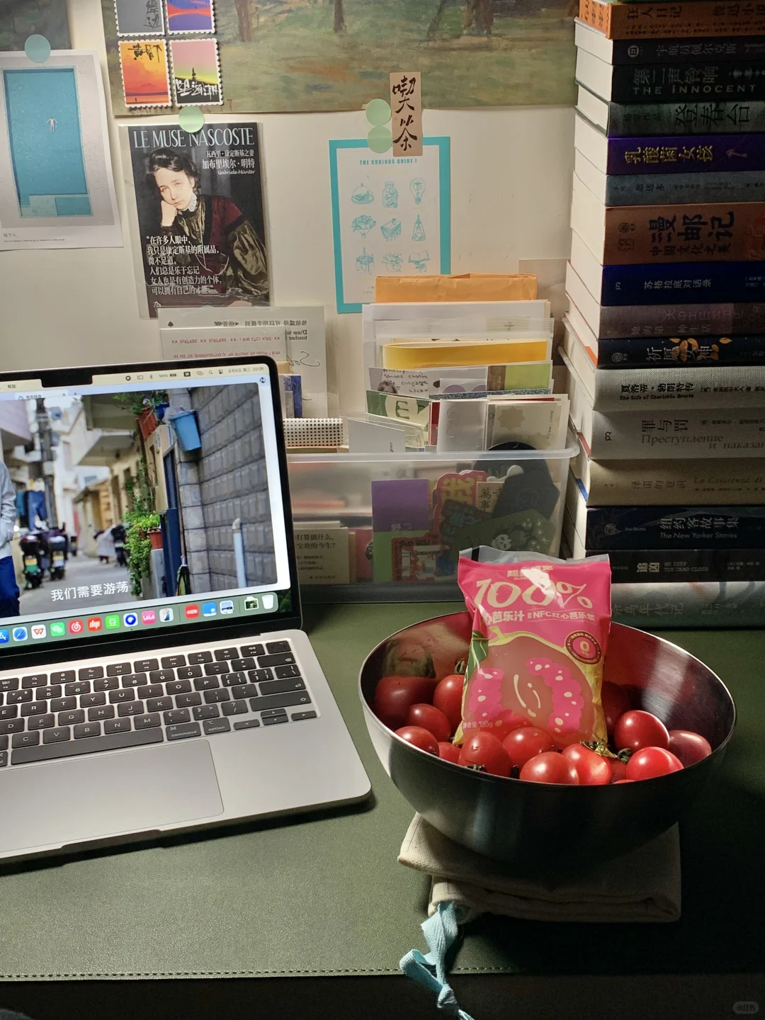 在睡前拆几本新书，维持书桌的秩序感
