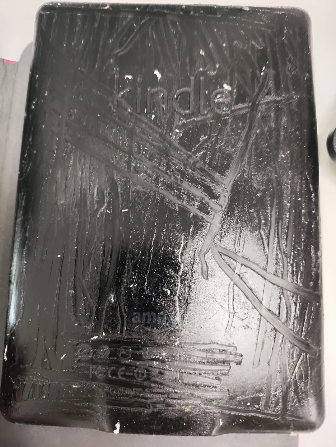 15年的老kindle了，刚翻出来，发现背部融化