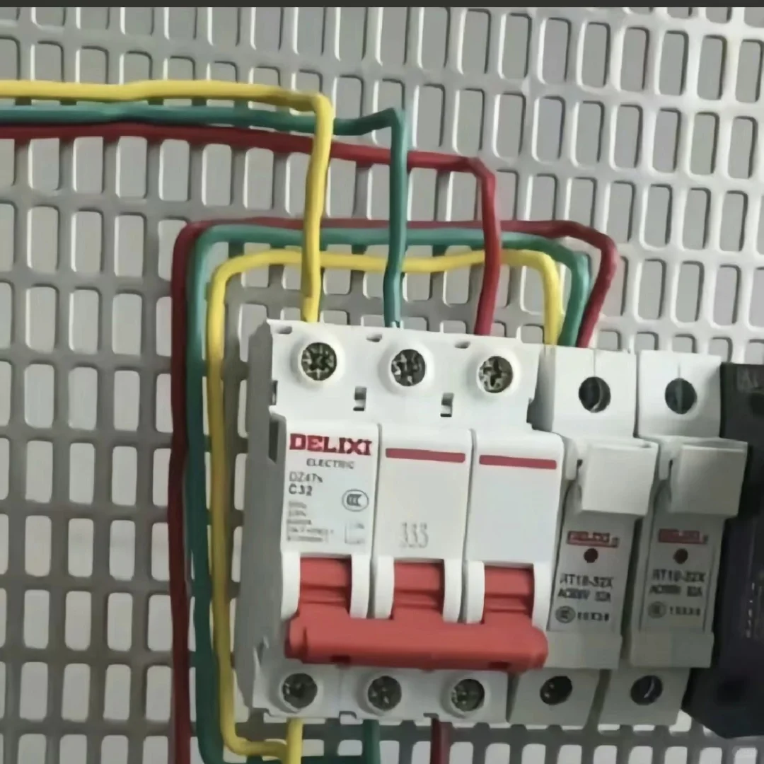 24岁安全员上班第一天，被判48年