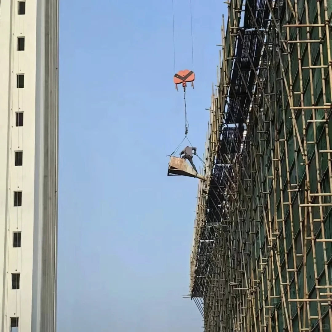 24岁安全员上班第一天，被判48年