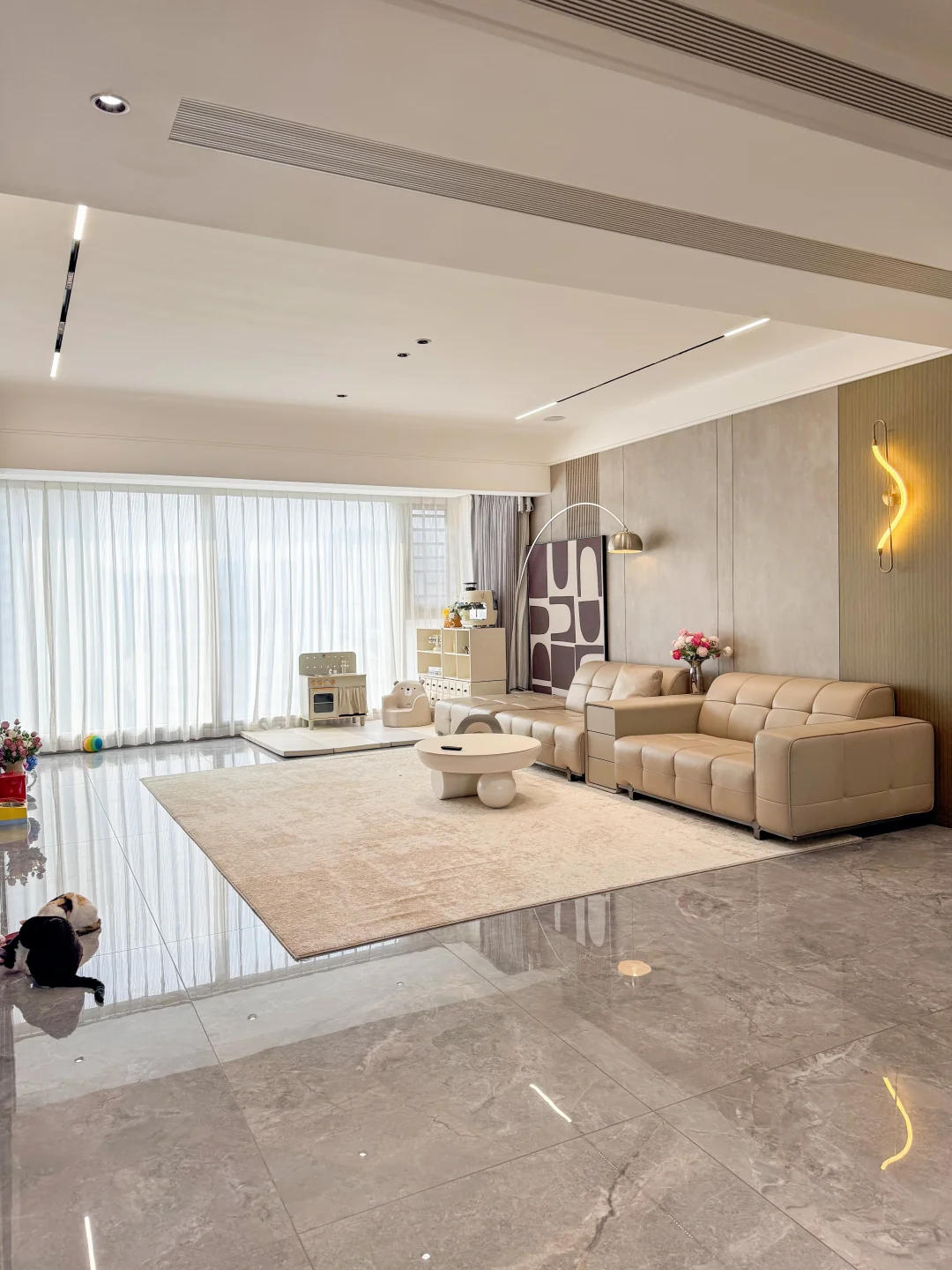 物业经理说，你家的装修在小区出名了～