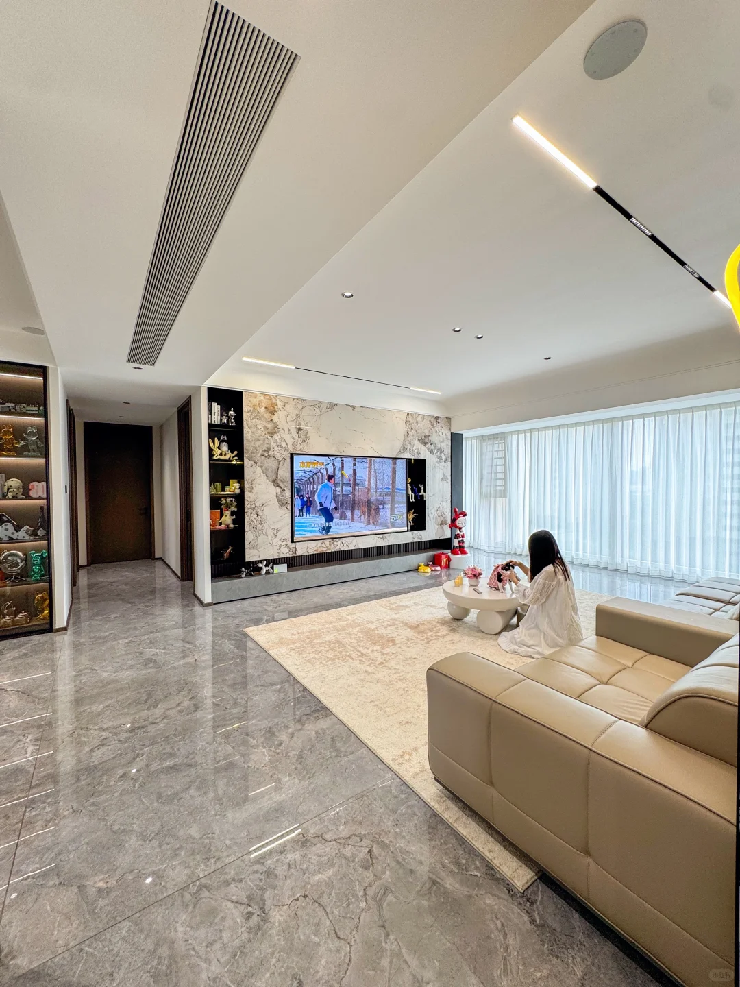 物业经理说，你家的装修在小区出名了～