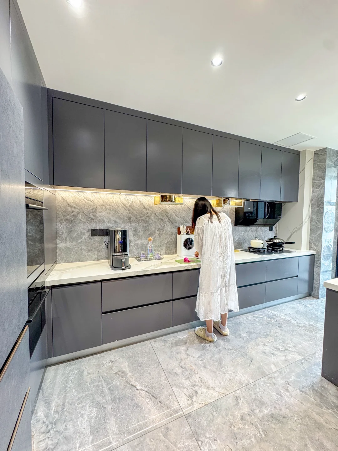 物业经理说，你家的装修在小区出名了～