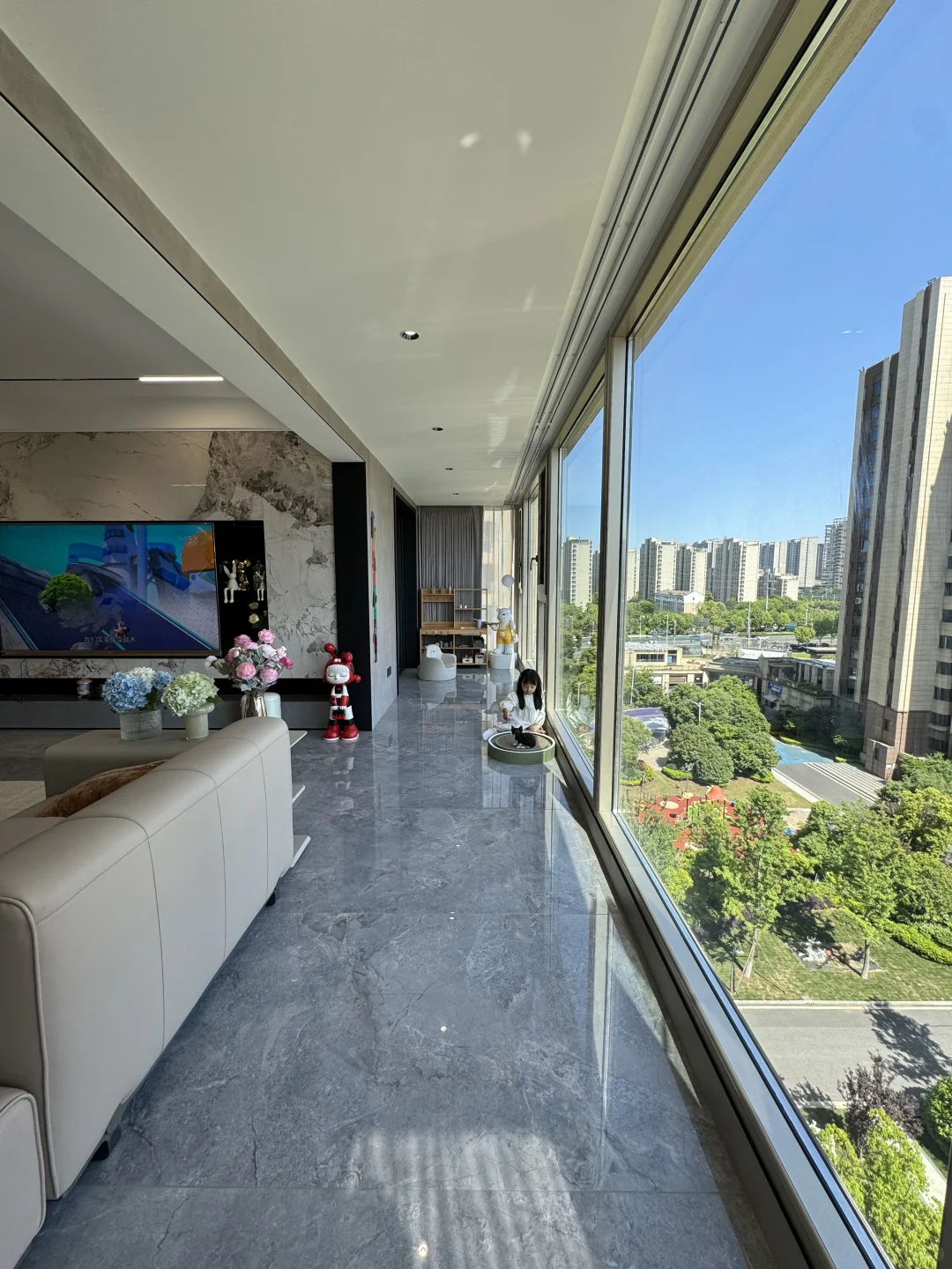 物业经理说，你家的装修在小区出名了～