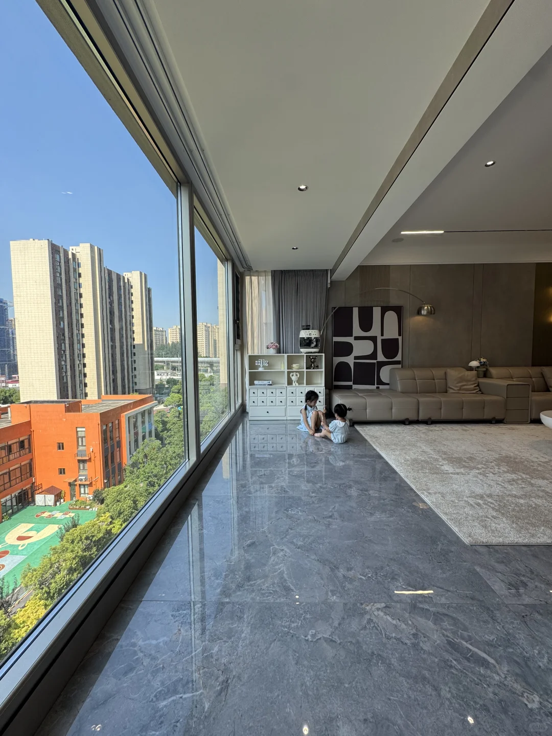 物业经理说，你家的装修在小区出名了～