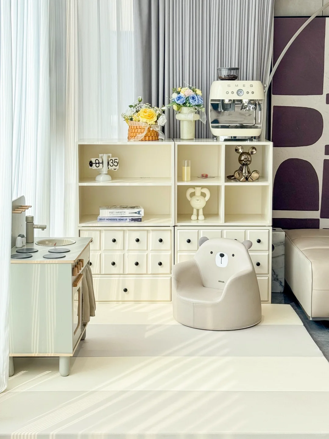 物业经理说，你家的装修在小区出名了～