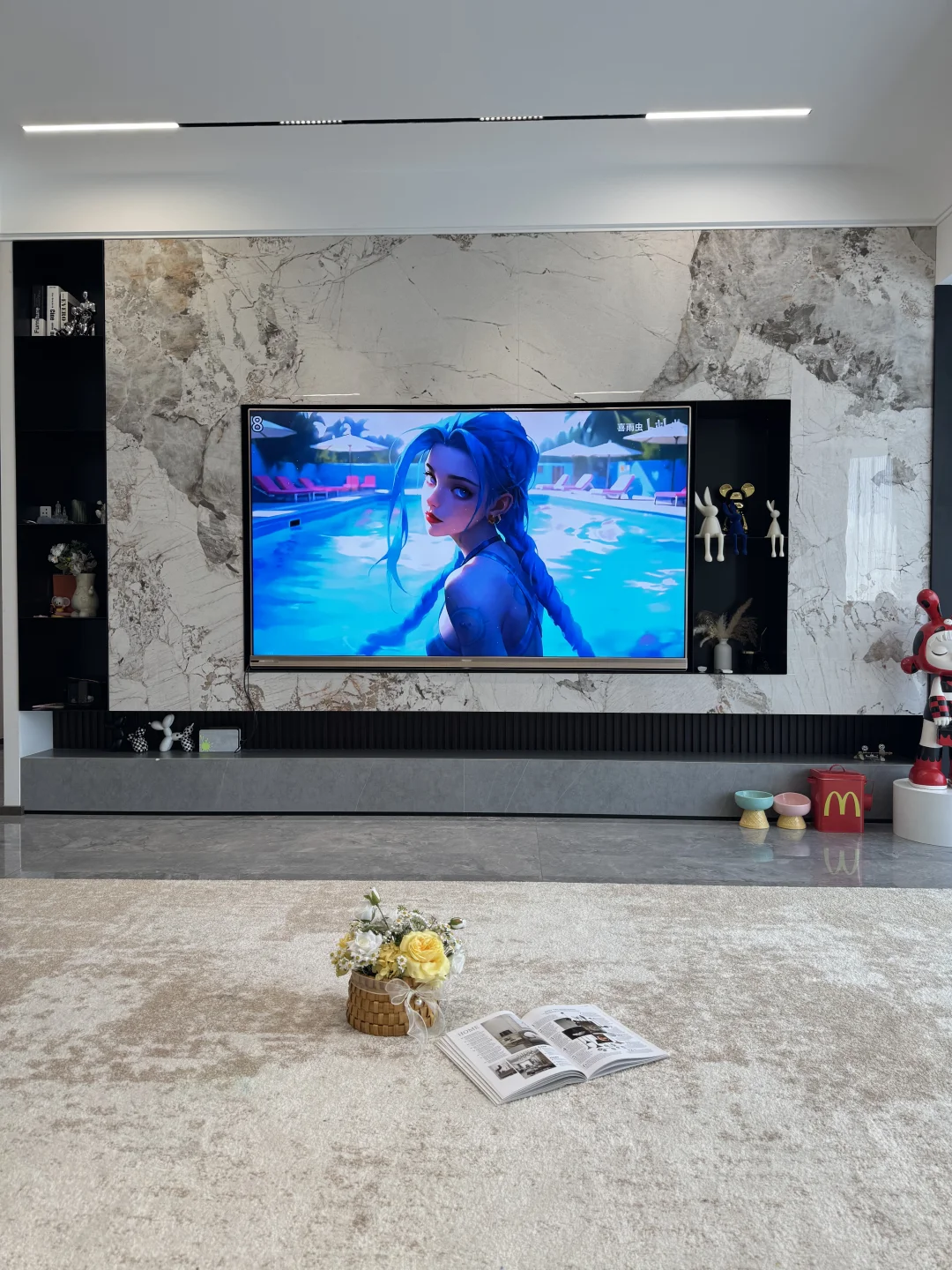 物业经理说，你家的装修在小区出名了～