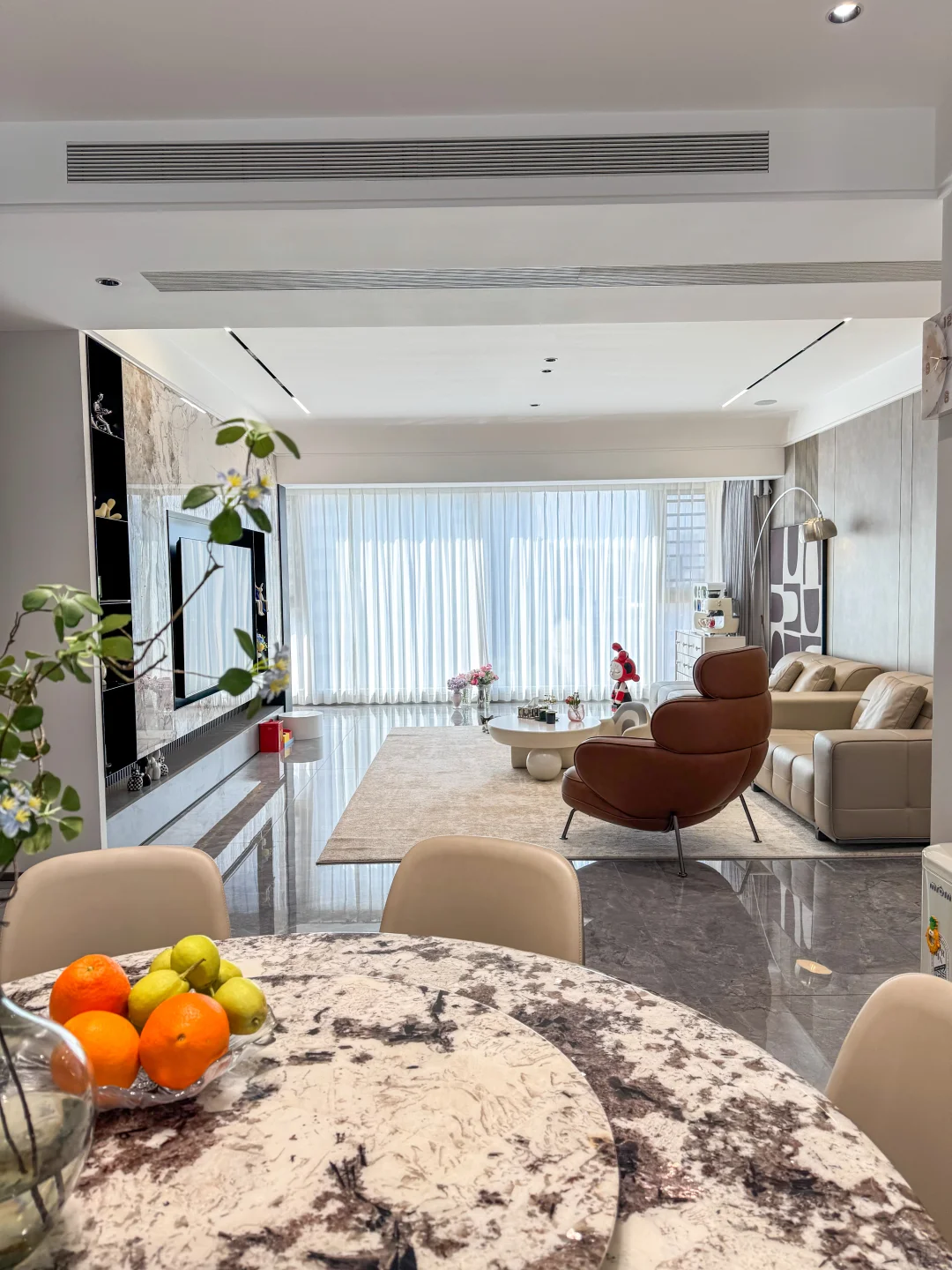 物业经理说，你家的装修在小区出名了～