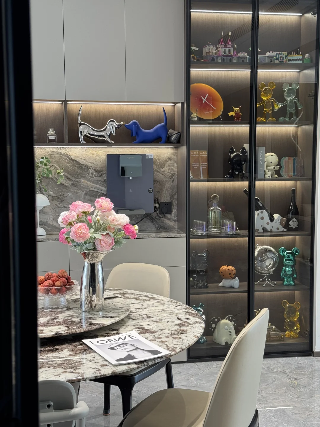 物业经理说，你家的装修在小区出名了～