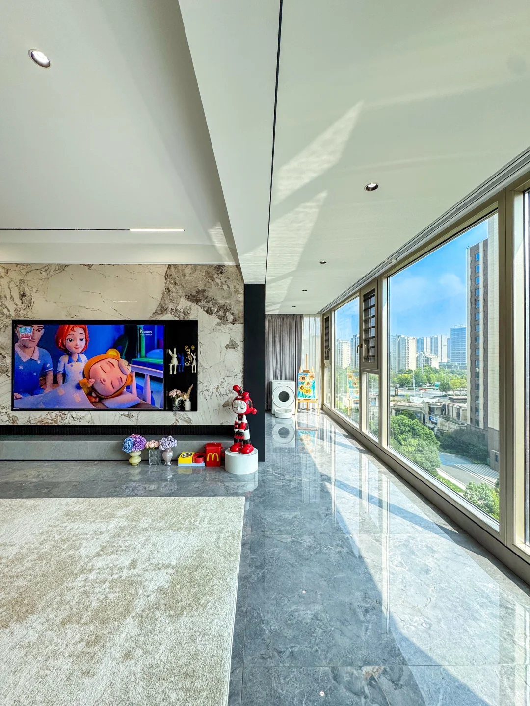 物业经理说，你家的装修在小区出名了～