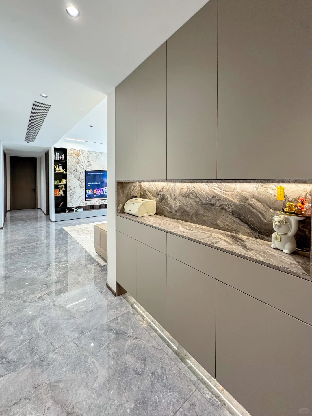 物业经理说，你家的装修在小区出名了～