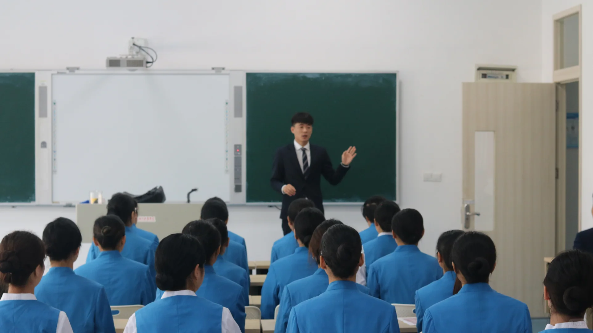 一名民航安检员到职业教育工作着的转变