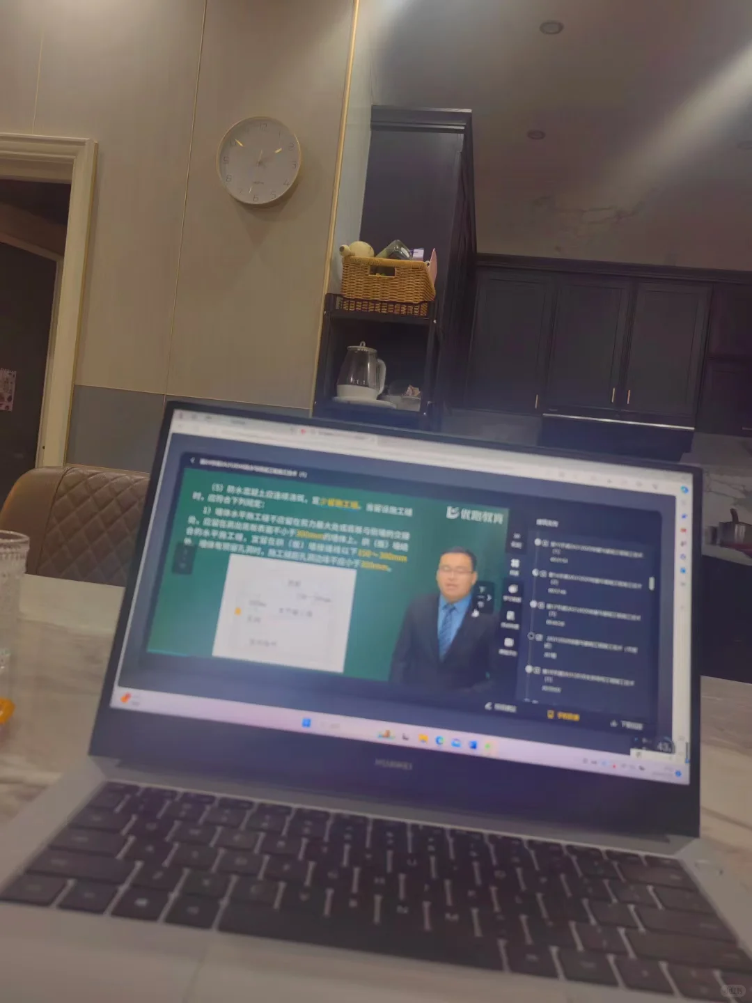 空姐辞职转行建造行业啦