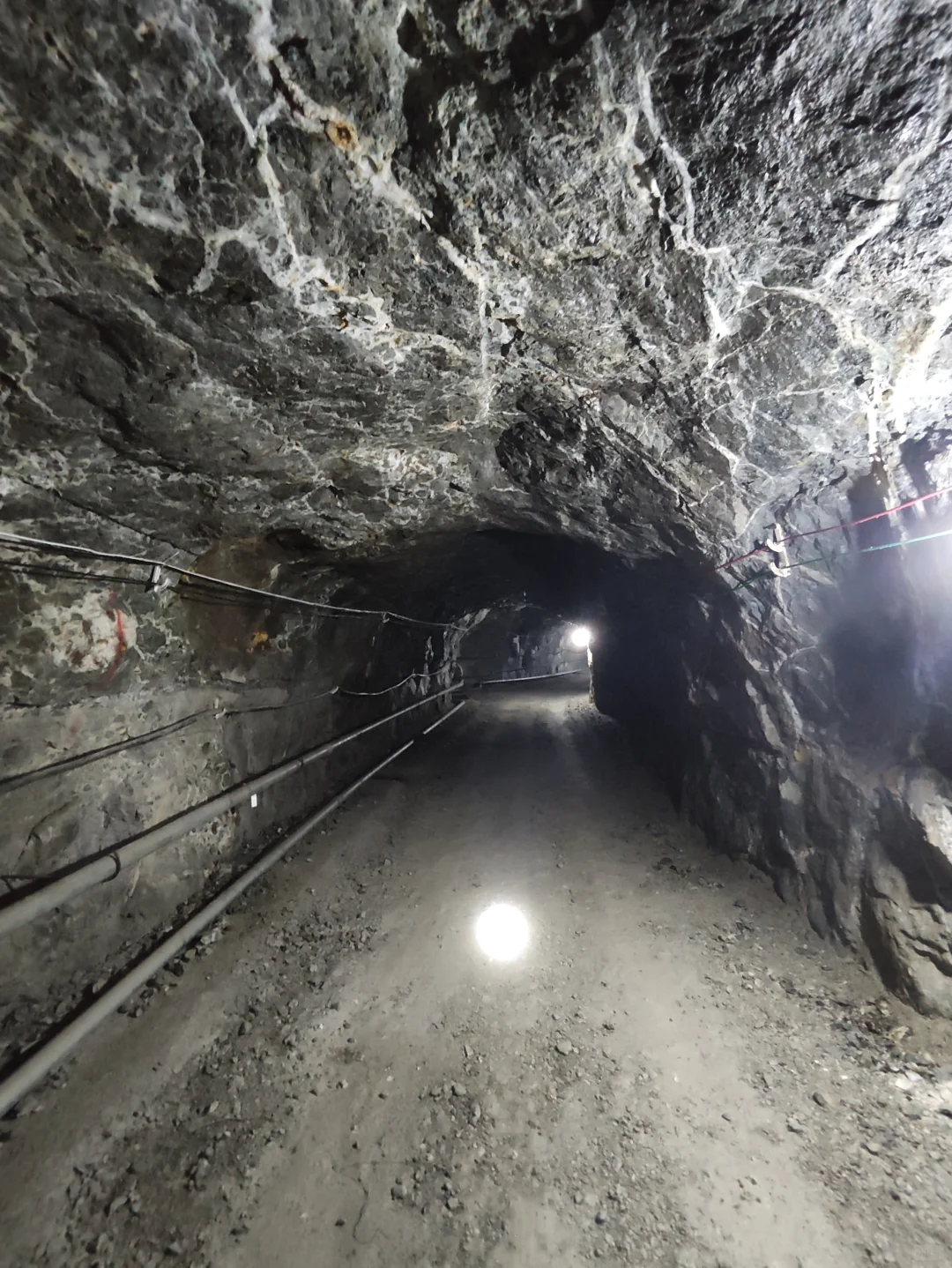 谁说矿井里一定要亮堂的？