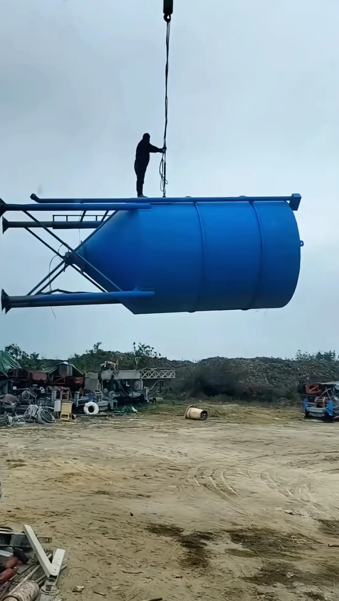 24岁安全员上班第一天被判42年