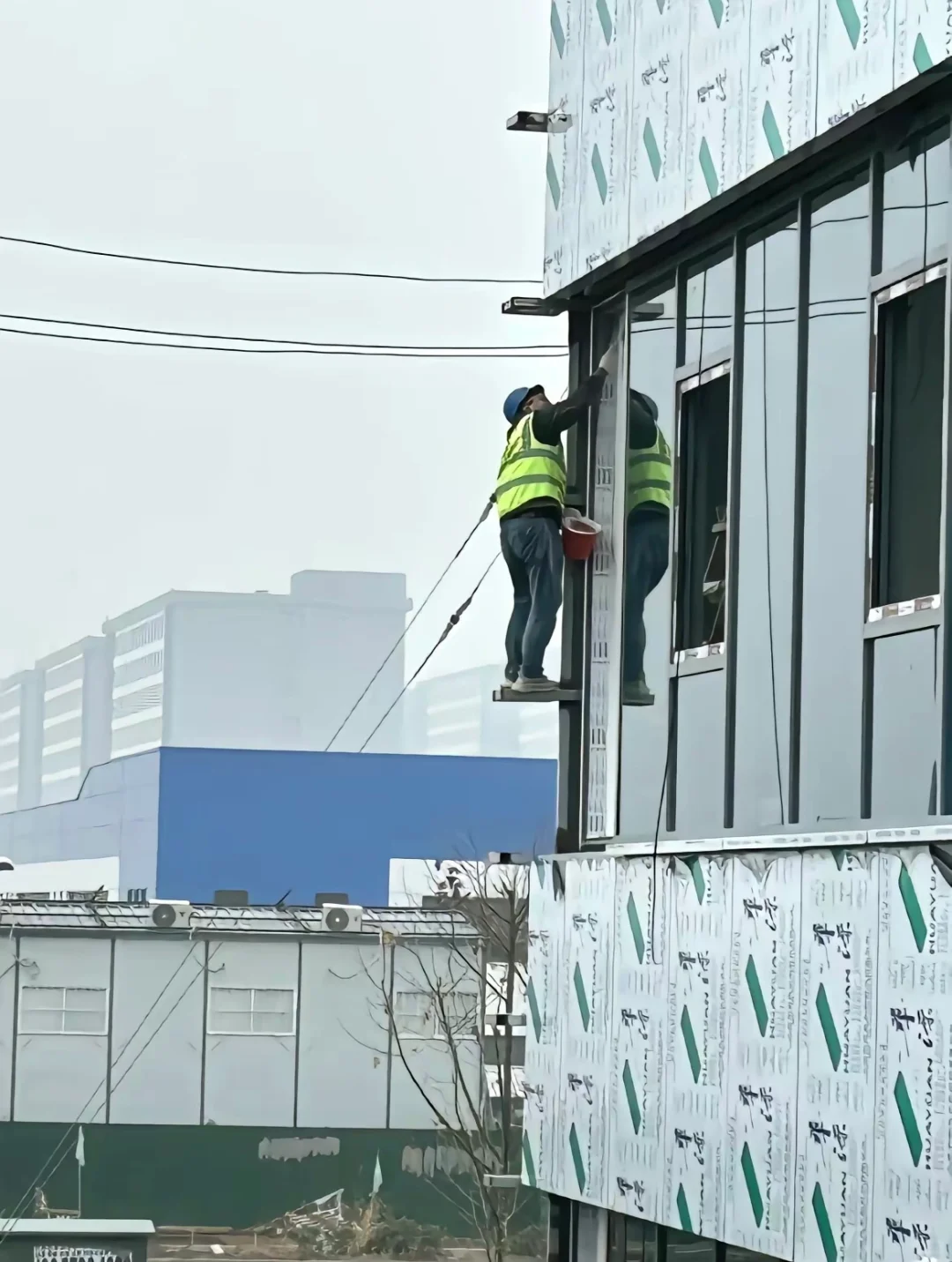 24岁安全员上班第一天被判42年