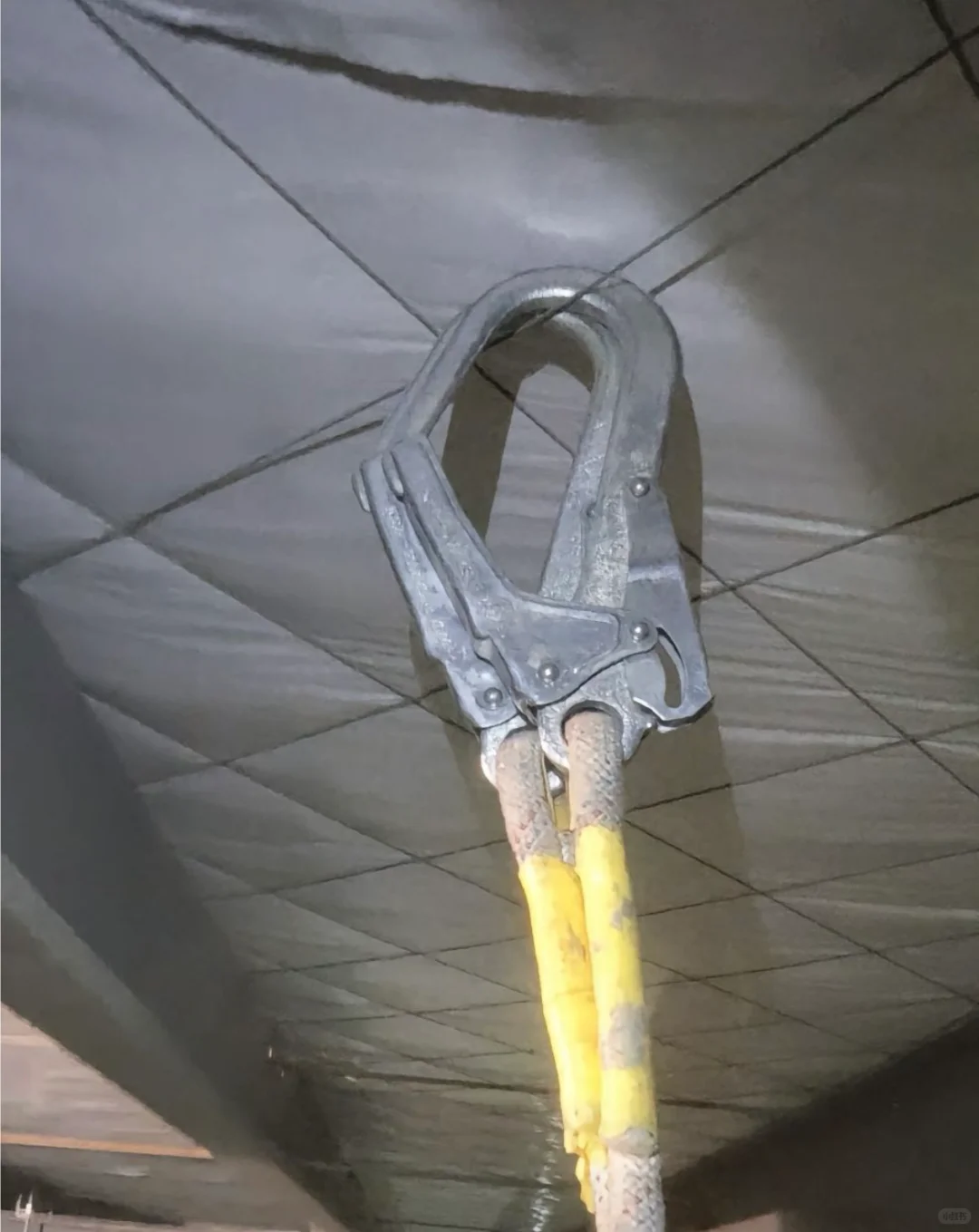 24岁安全员上班第一天被判42年