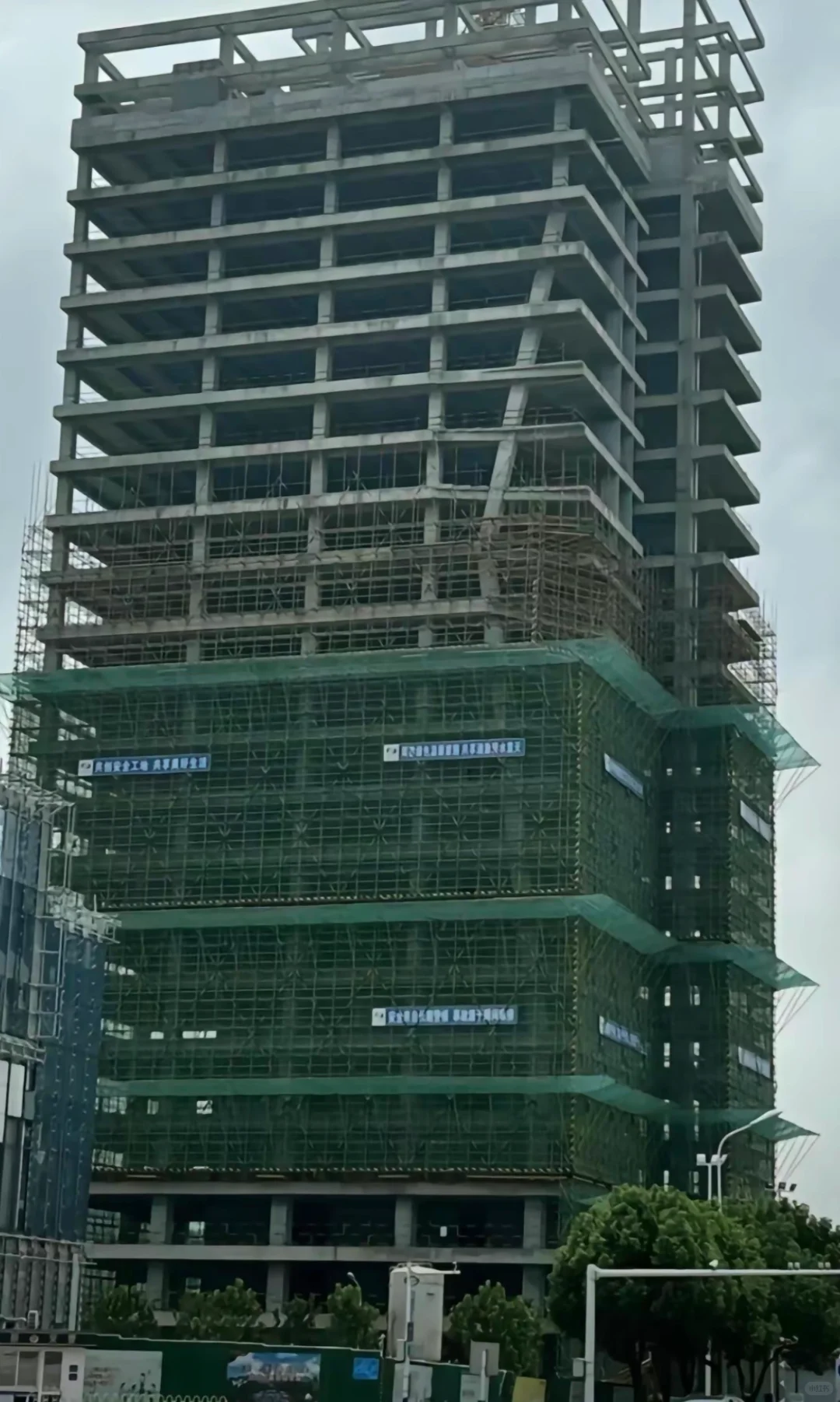 24岁安全员上班第一天被判42年