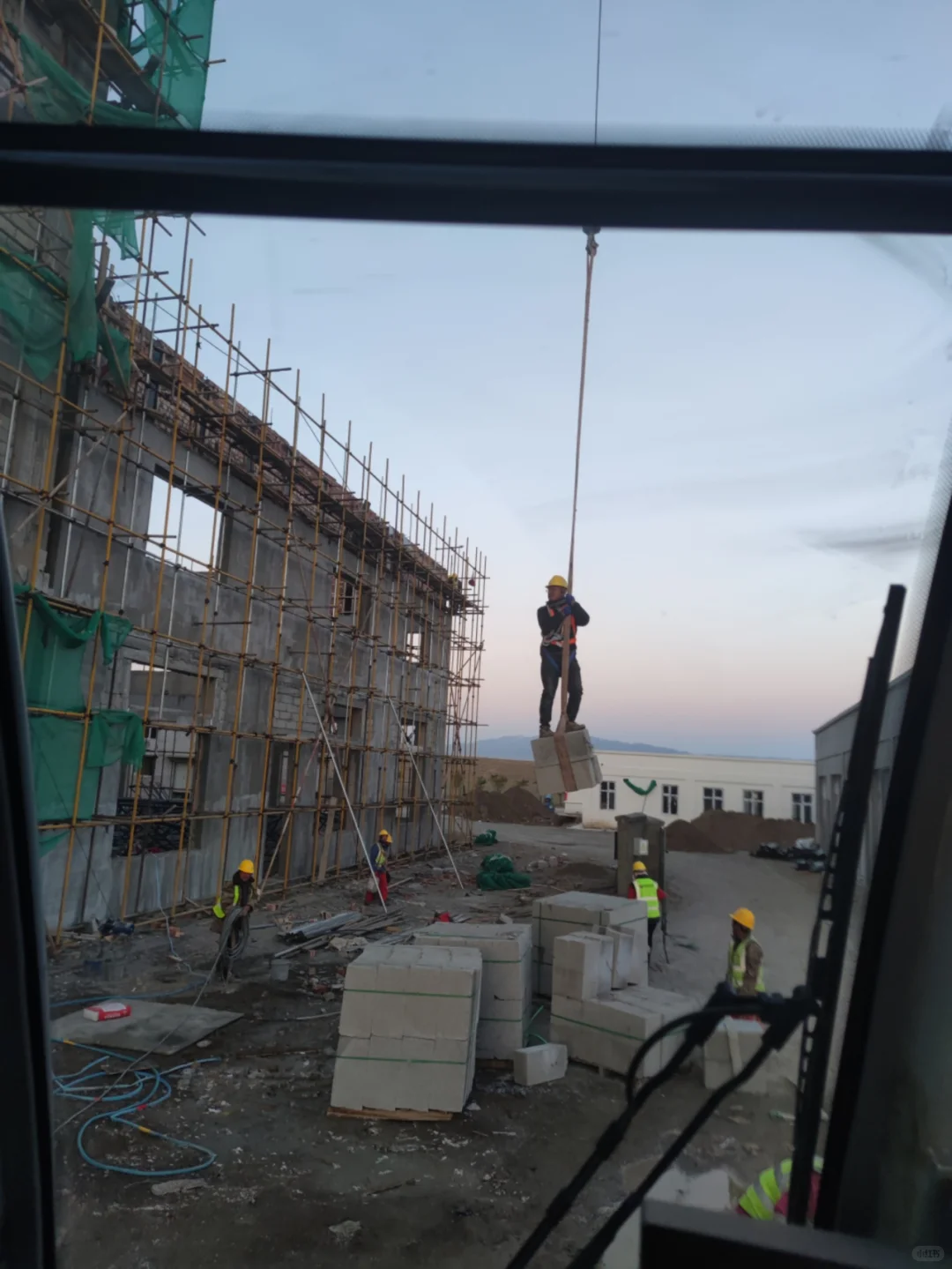 18张工地违章作业照片，安全员看了都腿软