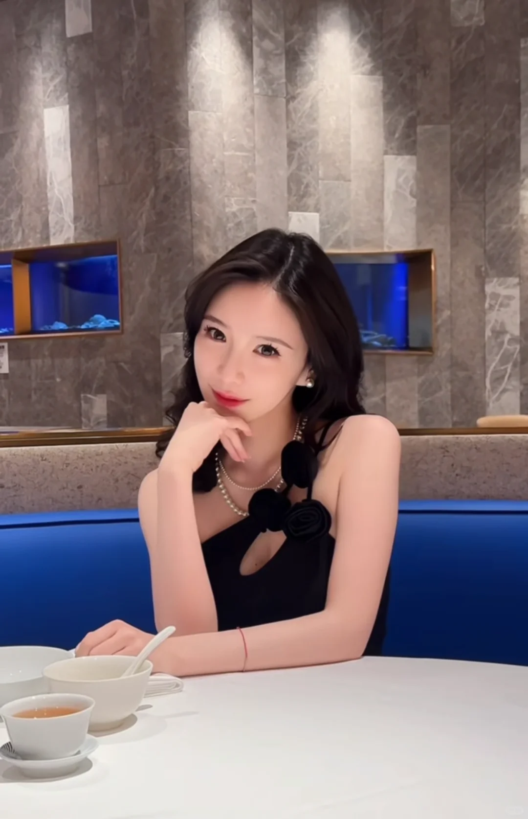 施忆佳 能驾驭大红大金颜色的女人绝非俗物