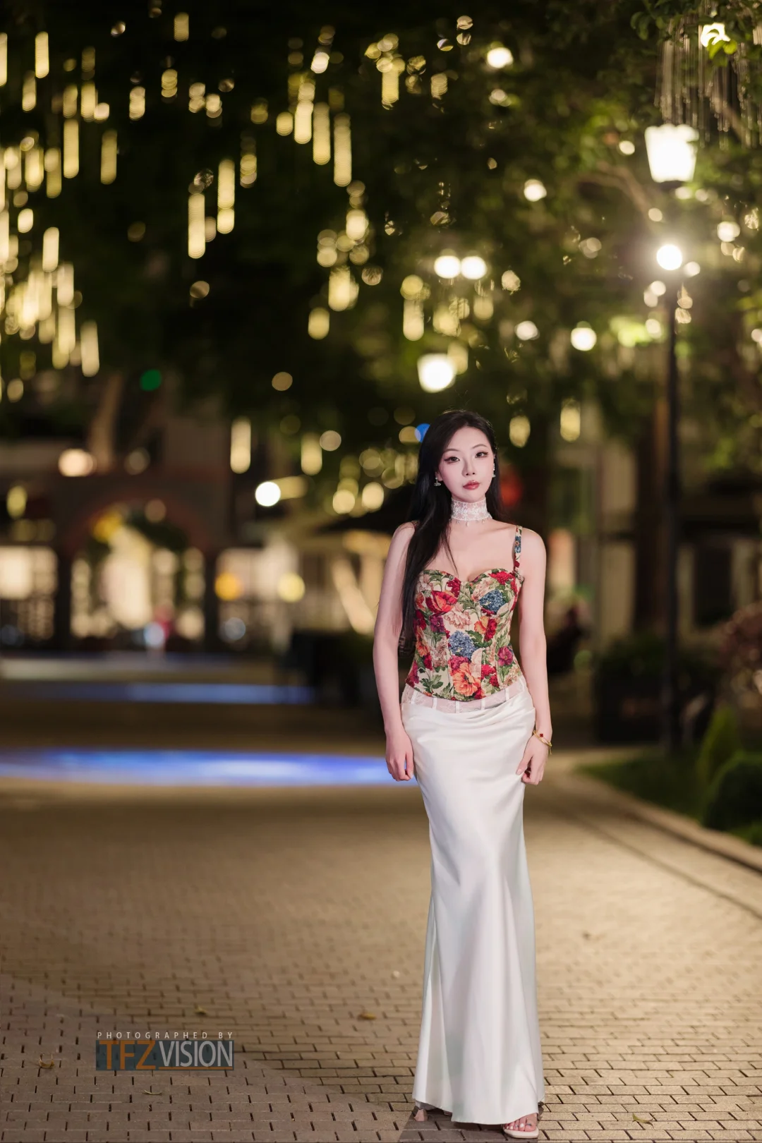 夜色清幽映美人，娇艳如花绽芳华。