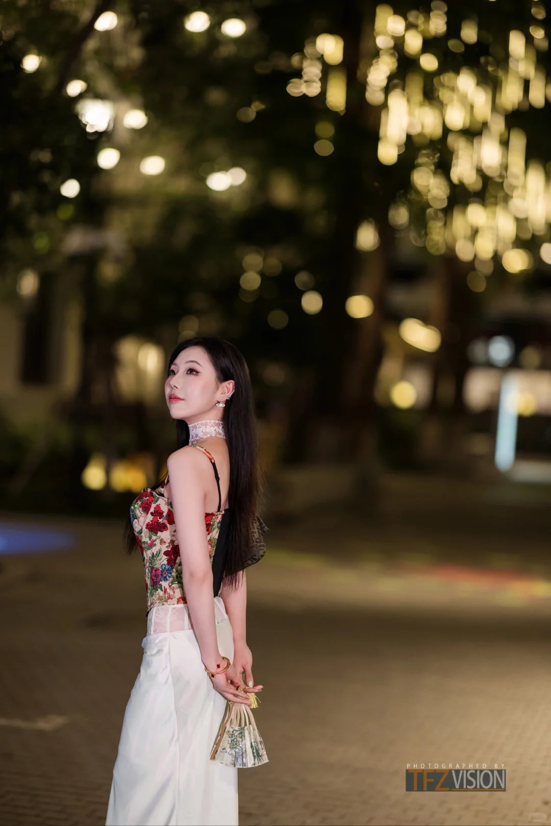 夜色清幽映美人，娇艳如花绽芳华。