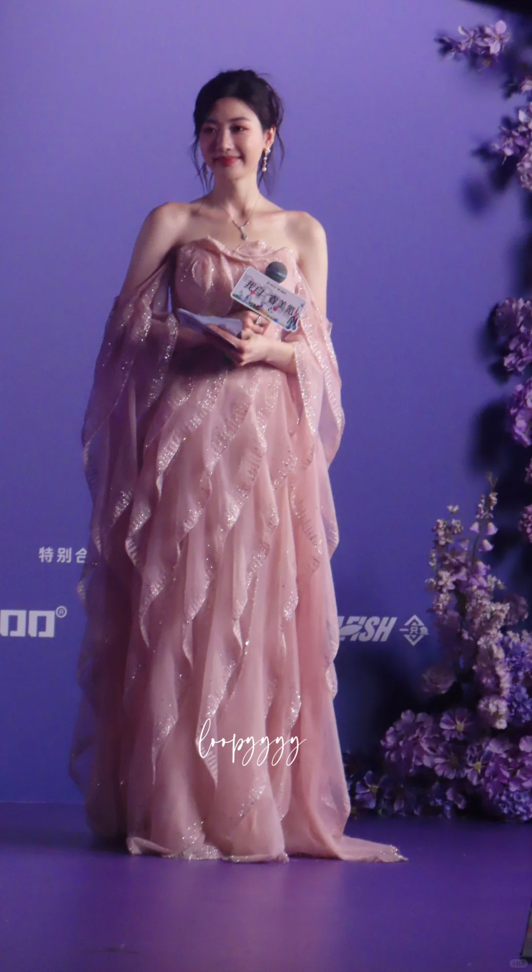怎么会有这么漂亮的女孩子～