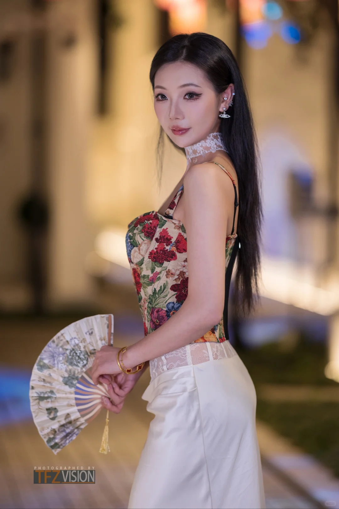 夜色清幽映美人，娇艳如花绽芳华。