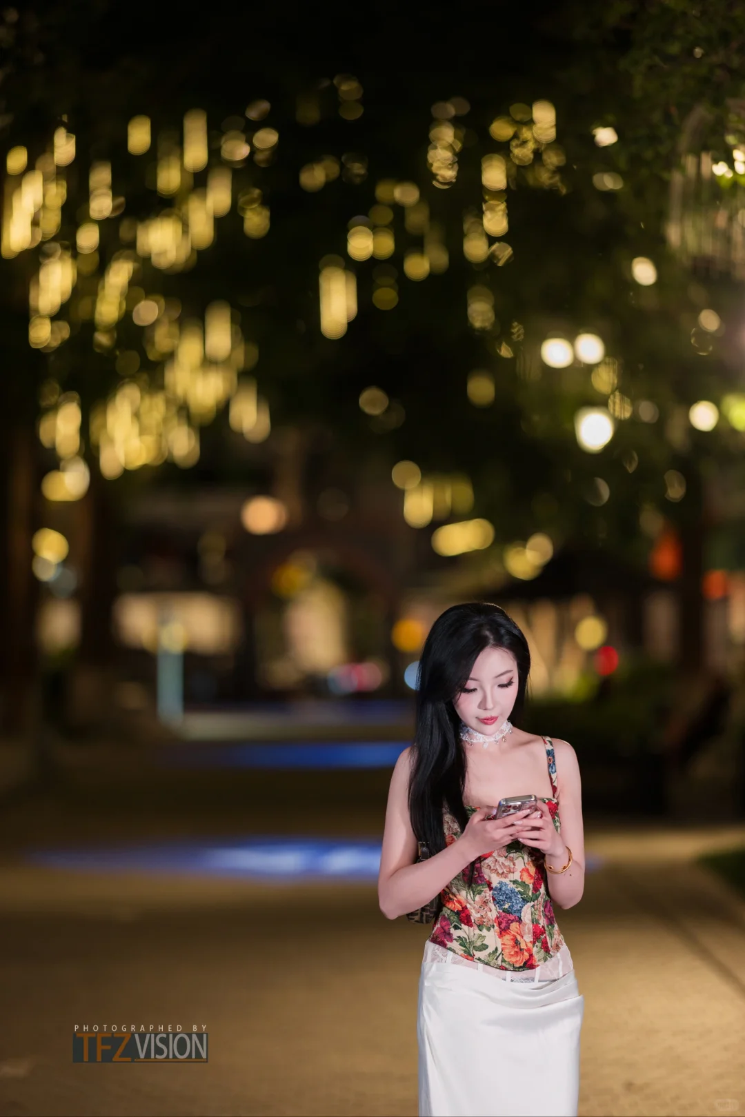 夜色清幽映美人，娇艳如花绽芳华。