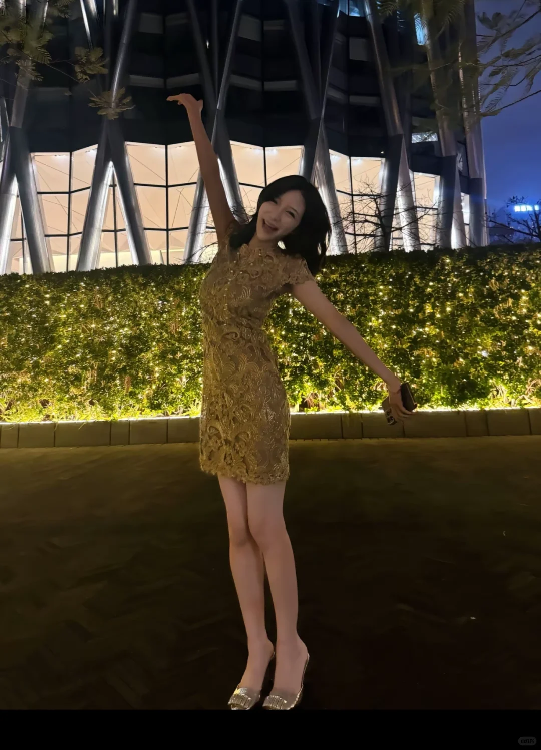 施忆佳 能驾驭大红大金颜色的女人绝非俗物