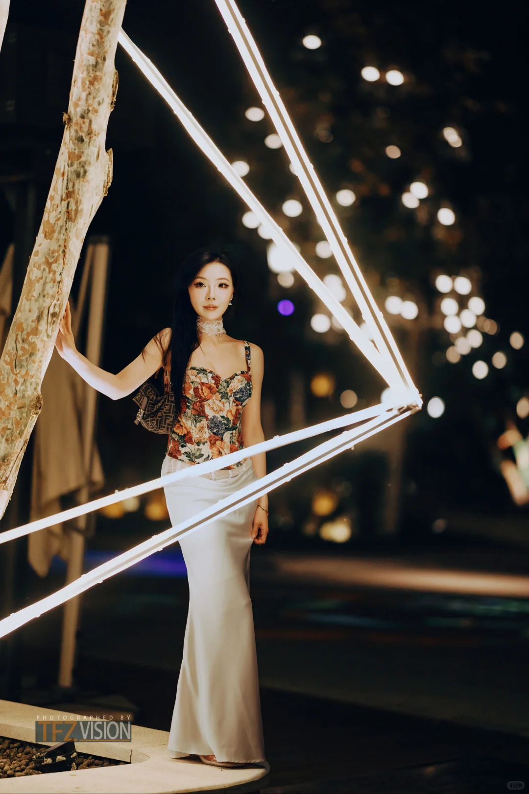 夜色清幽映美人，娇艳如花绽芳华。
