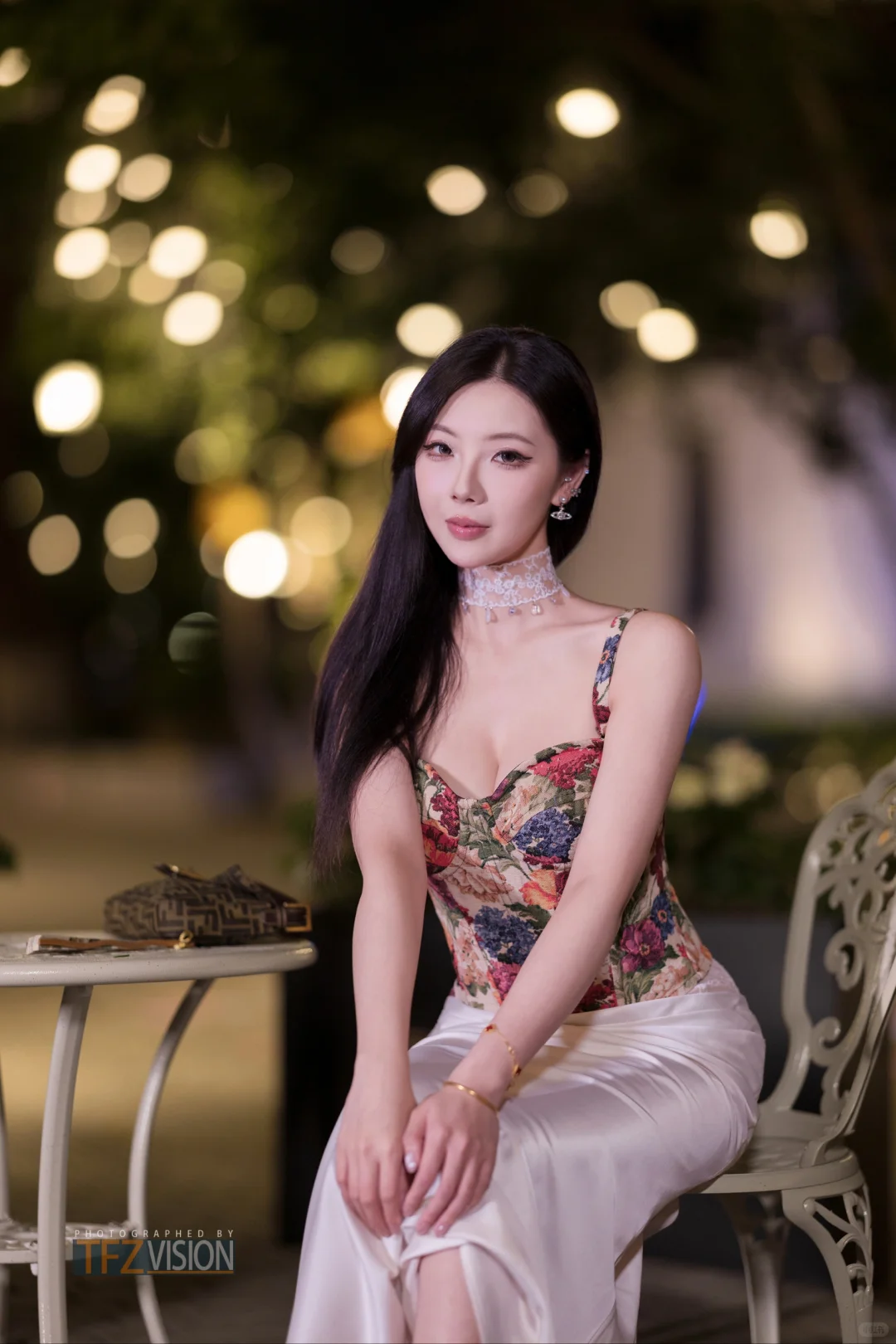 夜色清幽映美人，娇艳如花绽芳华。