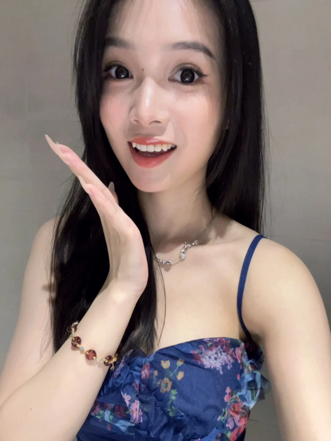 女明星妆容的实拍版