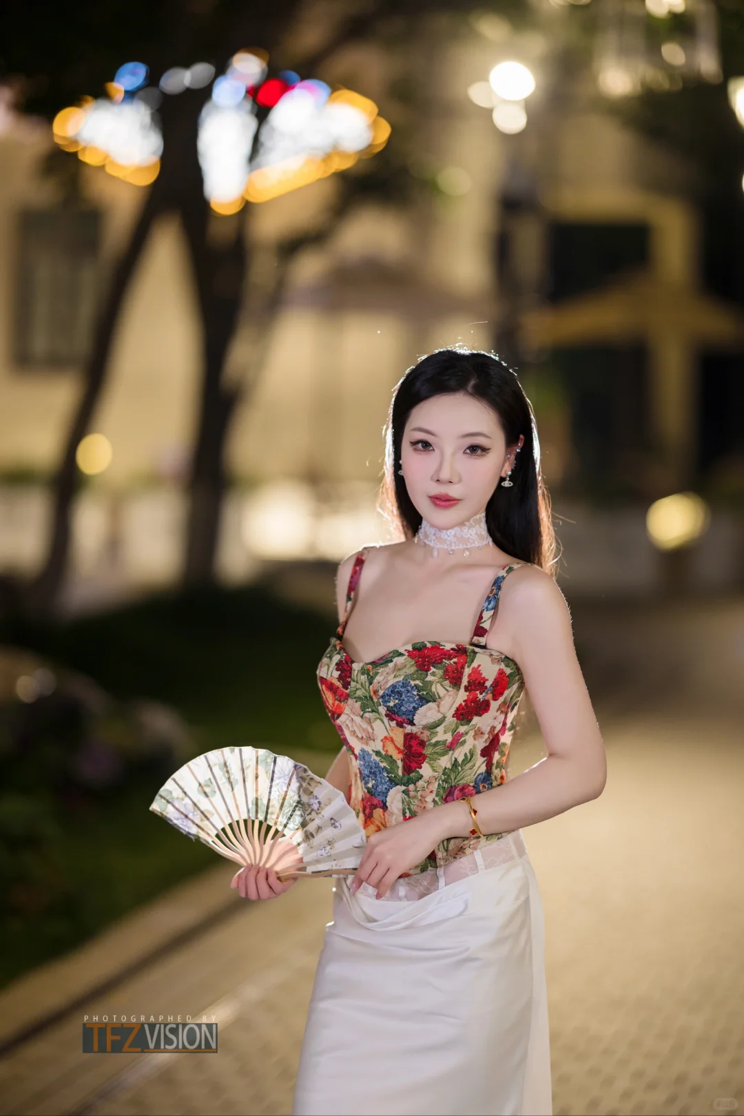夜色清幽映美人，娇艳如花绽芳华。