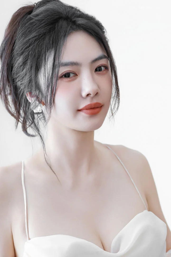笑的弯弯的很漂亮，谁不爱呢～