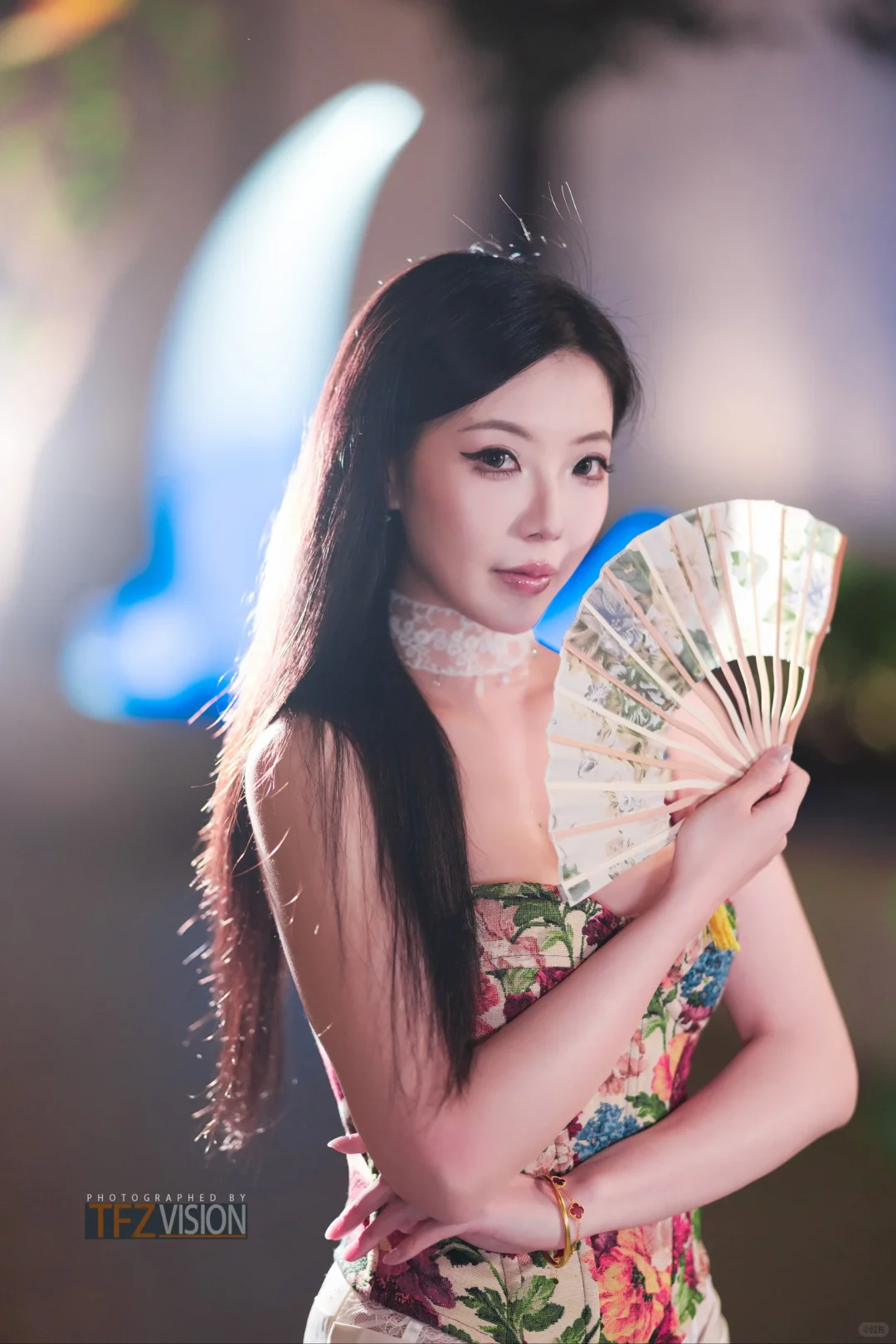 夜色清幽映美人，娇艳如花绽芳华。