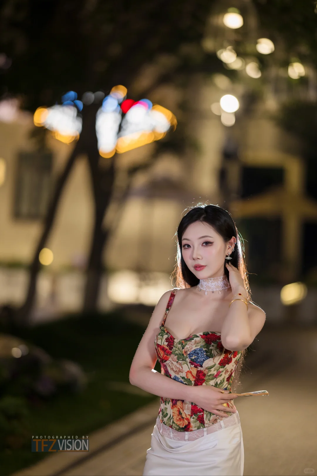 夜色清幽映美人，娇艳如花绽芳华。