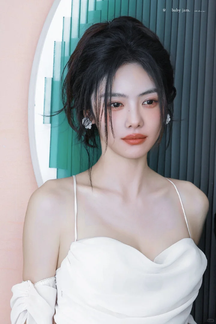 笑的弯弯的很漂亮，谁不爱呢～
