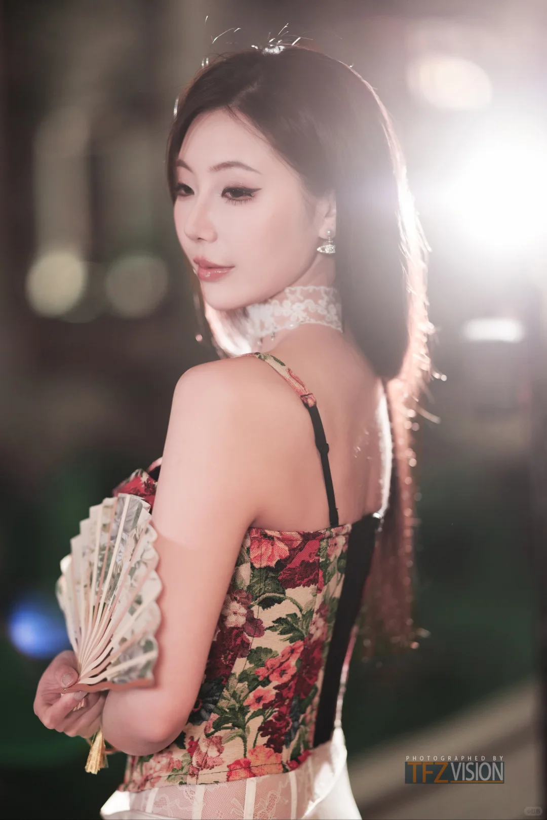 夜色清幽映美人，娇艳如花绽芳华。