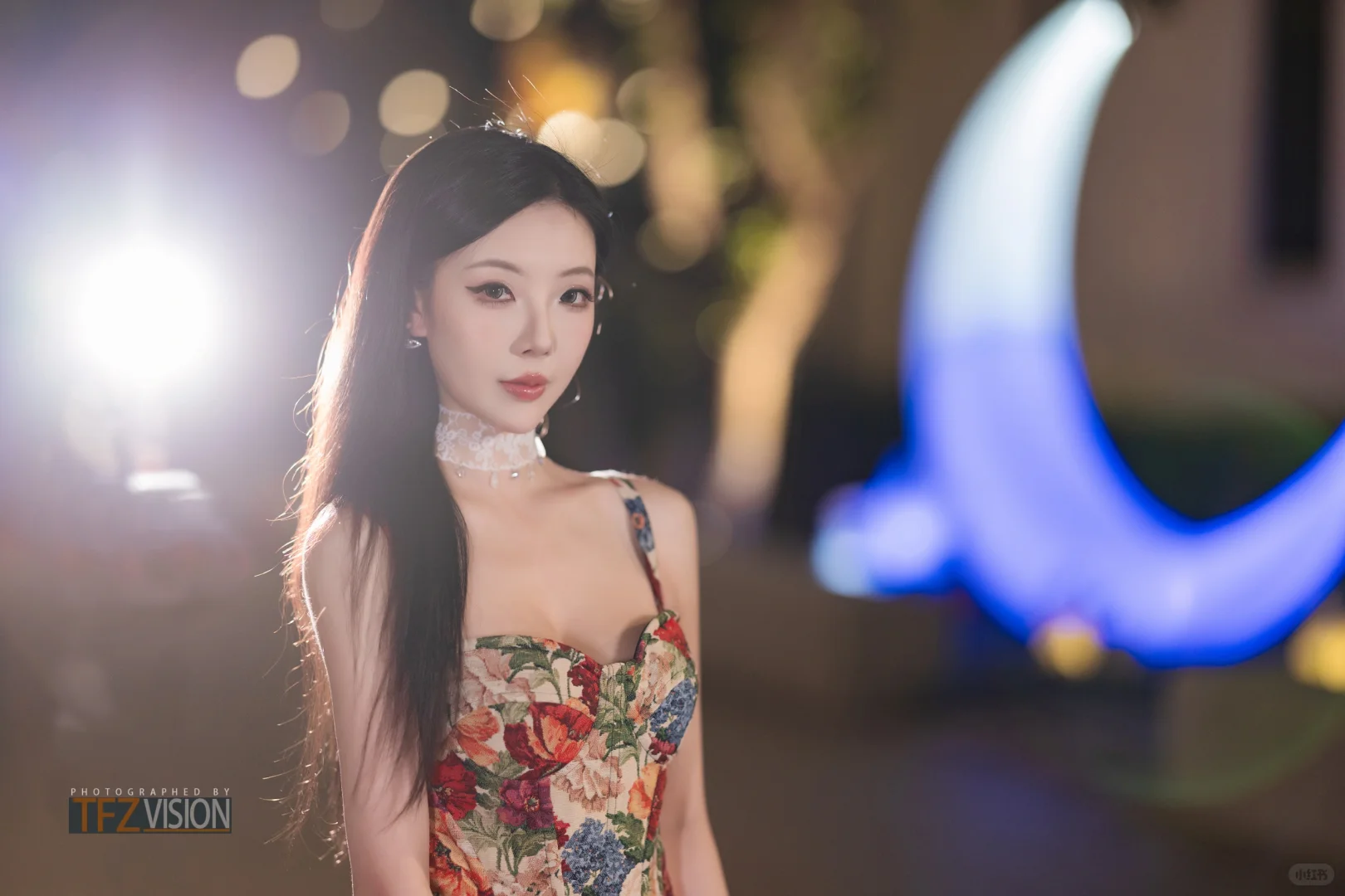 夜色清幽映美人，娇艳如花绽芳华。